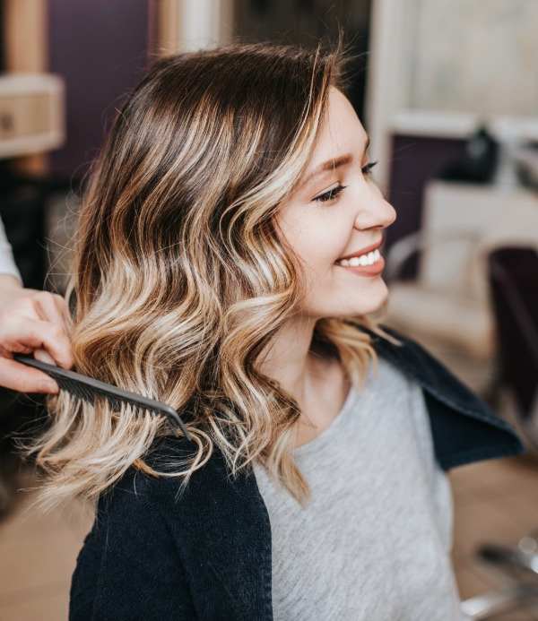 coloracion peluqueria villa de leyva mujer con el cabello tinturado