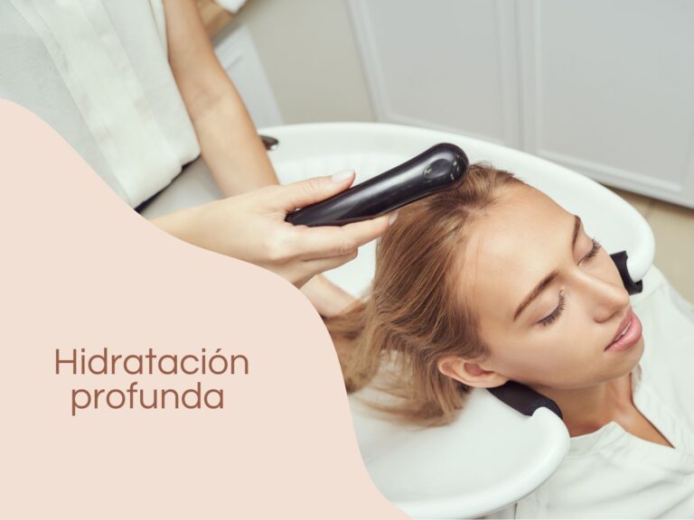 foto mujer recibiendo tratamiento en peluqueria milena estilo villa de leyva